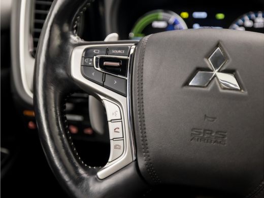 Mitsubishi Outlander 2.4 PHEV Deluxe 240Pk Automaat (SCHUIFDAK, APPLE CARPLAY, NAVIGATIE, LEDER, STUUR/STOELVERWARMING... ActivLease financial lease