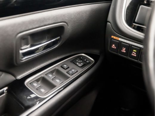 Mitsubishi Outlander 2.4 PHEV Deluxe 240Pk Automaat (SCHUIFDAK, APPLE CARPLAY, NAVIGATIE, LEDER, STUUR/STOELVERWARMING... ActivLease financial lease
