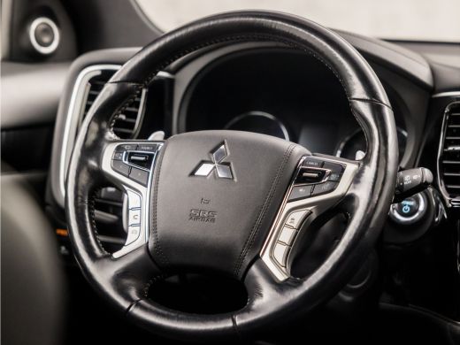 Mitsubishi Outlander 2.4 PHEV Deluxe 240Pk Automaat (SCHUIFDAK, APPLE CARPLAY, NAVIGATIE, LEDER, STUUR/STOELVERWARMING... ActivLease financial lease