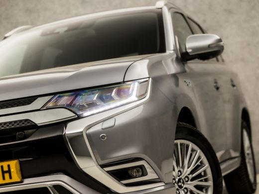 Mitsubishi Outlander 2.4 PHEV Deluxe 240Pk Automaat (SCHUIFDAK, APPLE CARPLAY, NAVIGATIE, LEDER, STUUR/STOELVERWARMING... ActivLease financial lease