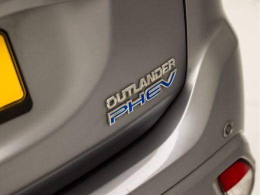 Mitsubishi Outlander 2.4 PHEV Deluxe 240Pk Automaat (SCHUIFDAK, APPLE CARPLAY, NAVIGATIE, LEDER, STUUR/STOELVERWARMING... ActivLease financial lease