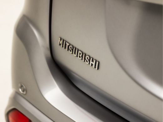 Mitsubishi Outlander 2.4 PHEV Deluxe 240Pk Automaat (SCHUIFDAK, APPLE CARPLAY, NAVIGATIE, LEDER, STUUR/STOELVERWARMING... ActivLease financial lease