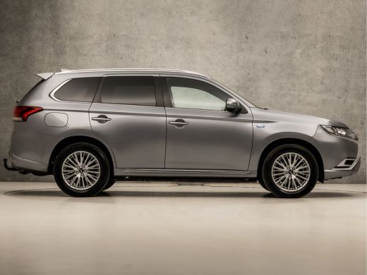 Mitsubishi Outlander 2.4 PHEV Deluxe 240Pk Automaat (SCHUIFDAK, APPLE CARPLAY, NAVIGATIE, LEDER, STUUR/STOELVERWARMING... ActivLease financial lease