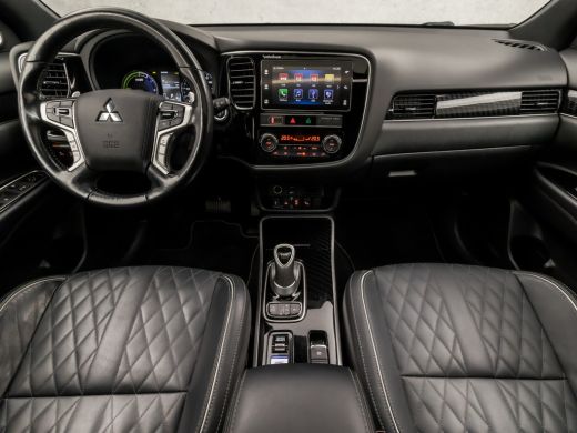 Mitsubishi Outlander 2.4 PHEV Deluxe 240Pk Automaat (SCHUIFDAK, APPLE CARPLAY, NAVIGATIE, LEDER, STUUR/STOELVERWARMING... ActivLease financial lease