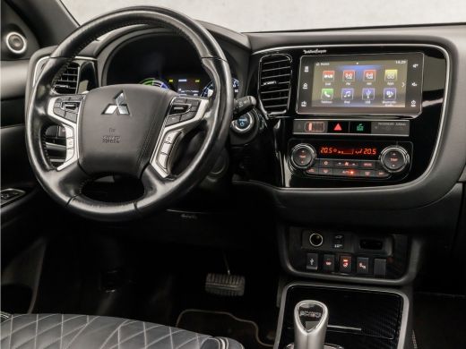 Mitsubishi Outlander 2.4 PHEV Deluxe 240Pk Automaat (SCHUIFDAK, APPLE CARPLAY, NAVIGATIE, LEDER, STUUR/STOELVERWARMING... ActivLease financial lease