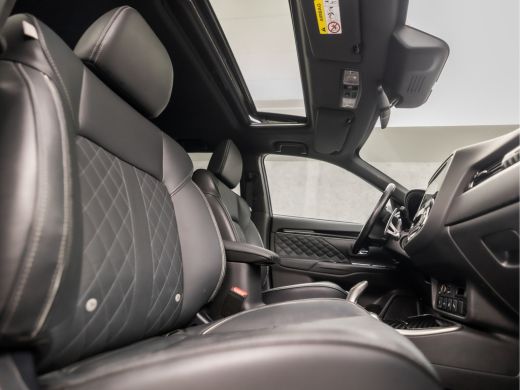 Mitsubishi Outlander 2.4 PHEV Deluxe 240Pk Automaat (SCHUIFDAK, APPLE CARPLAY, NAVIGATIE, LEDER, STUUR/STOELVERWARMING... ActivLease financial lease