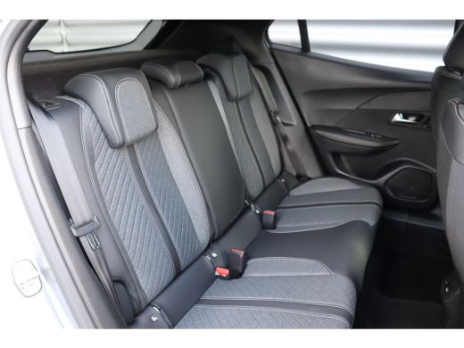 Peugeot 2008 1.2 HYBRID 136PK ALLURE AUTOMAAT / NAVI / LEDER / CLIMA / LED / PDC / 17" LMV / KEYLESS  / 360° C... ActivLease financial lease