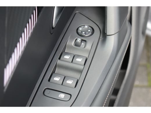 Peugeot 2008 1.2 HYBRID 136PK ALLURE AUTOMAAT / NAVI / LEDER / CLIMA / LED / PDC / 17" LMV / KEYLESS  / 360° C... ActivLease financial lease