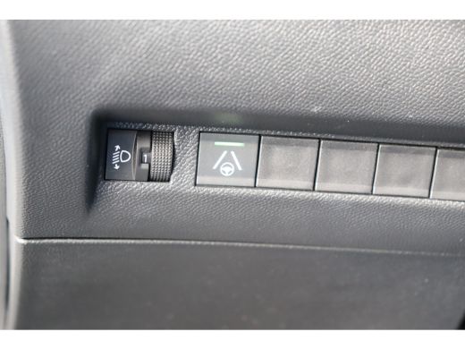 Peugeot 2008 1.2 HYBRID 136PK ALLURE AUTOMAAT / NAVI / LEDER / CLIMA / LED / PDC / 17" LMV / KEYLESS  / 360° C... ActivLease financial lease