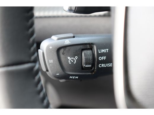Peugeot 2008 1.2 HYBRID 136PK ALLURE AUTOMAAT / NAVI / LEDER / CLIMA / LED / PDC / 17" LMV / KEYLESS  / 360° C... ActivLease financial lease