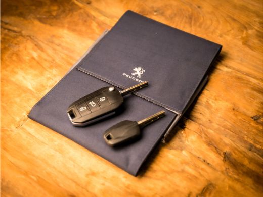 Peugeot 308 SW 1.2 PureTech Sport (PANORAMADAK, APPLE CARPLAY, GROOT NAVI, 360 CAMERA, SPORTSTOELEN, GETINT G... ActivLease financial lease