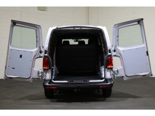 Volkswagen Transporter 2.0 TDI L1 H1 110pk Airco Navigatie Trekhaak ActivLease financial lease