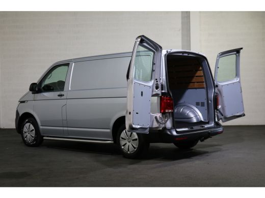 Volkswagen Transporter 2.0 TDI L1 H1 110pk Airco Navigatie Trekhaak ActivLease financial lease