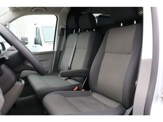Volkswagen Transporter 2.0 TDI L1 H1 110pk Airco Navigatie Trekhaak ActivLease financial lease