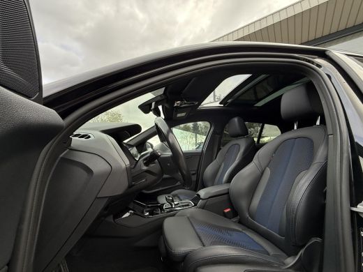 BMW 1 Serie 118i | Panorama | Navi | Live Cockpit | Led | ActivLease financial lease