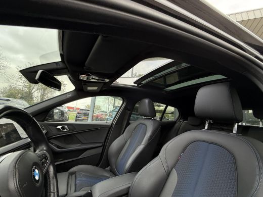 BMW 1 Serie 118i | Panorama | Navi | Live Cockpit | Led | ActivLease financial lease