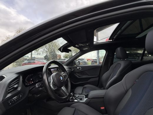 BMW 1 Serie 118i | Panorama | Navi | Live Cockpit | Led | ActivLease financial lease