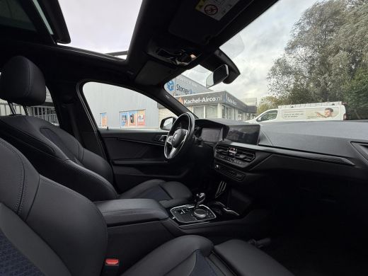 BMW 1 Serie 118i | Panorama | Navi | Live Cockpit | Led | ActivLease financial lease