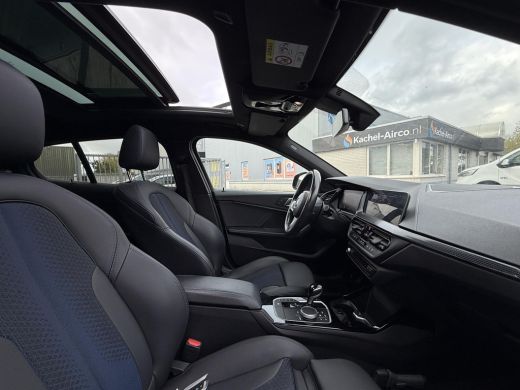 BMW 1 Serie 118i | Panorama | Navi | Live Cockpit | Led | ActivLease financial lease