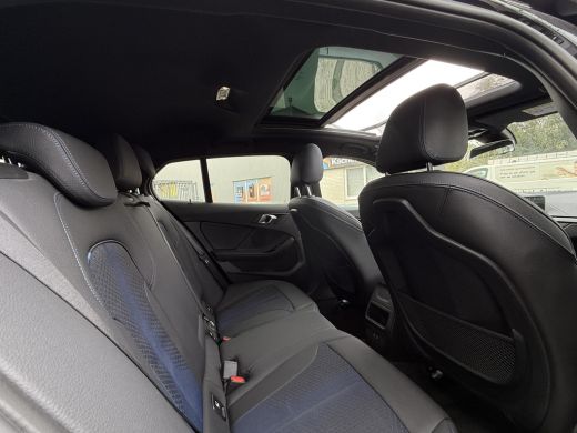 BMW 1 Serie 118i | Panorama | Navi | Live Cockpit | Led | ActivLease financial lease