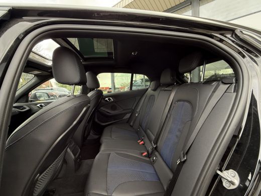 BMW 1 Serie 118i | Panorama | Navi | Live Cockpit | Led | ActivLease financial lease