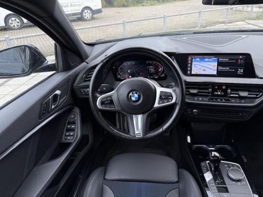 BMW 1 Serie 118i | Panorama | Navi | Live Cockpit | Led | ActivLease financial lease