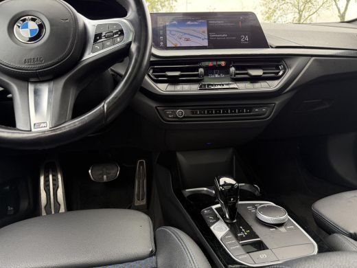 BMW 1 Serie 118i | Panorama | Navi | Live Cockpit | Led | ActivLease financial lease