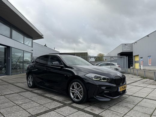 BMW 1 Serie 118i | Panorama | Navi | Live Cockpit | Led | ActivLease financial lease