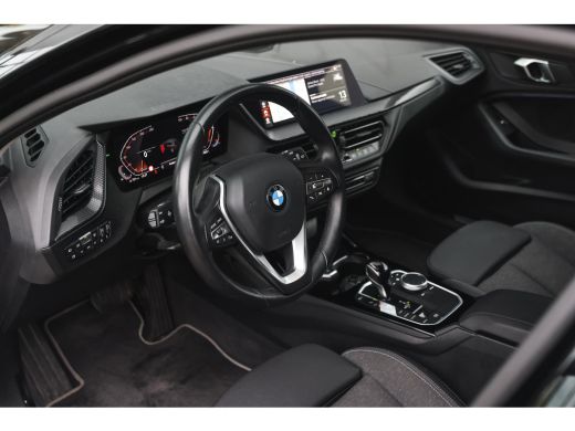 BMW 1 Serie 118i Sport Line Automaat / Sportstoelen / LED / Live Cockpit Professional / Cruise Control / PDC ActivLease financial lease