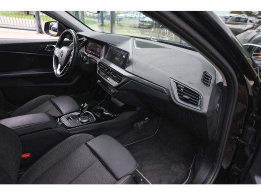BMW 1 Serie 118i Sport Line Automaat / Sportstoelen / LED / Live Cockpit Professional / Cruise Control / PDC ActivLease financial lease