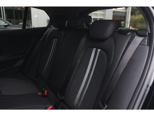 BMW 1 Serie 118i Sport Line Automaat / Sportstoelen / LED / Live Cockpit Professional / Cruise Control / PDC ActivLease financial lease