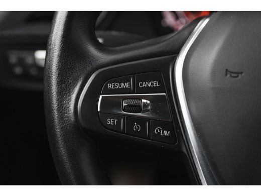 BMW 1 Serie 118i Sport Line Automaat / Sportstoelen / LED / Live Cockpit Professional / Cruise Control / PDC ActivLease financial lease