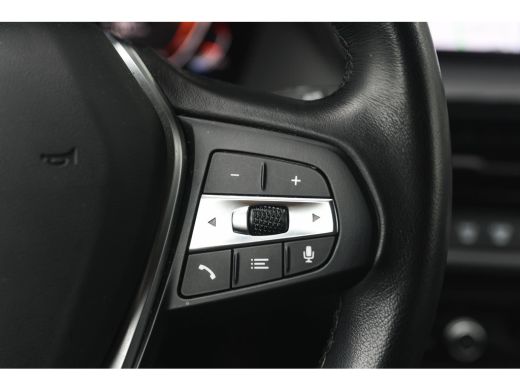 BMW 1 Serie 118i Sport Line Automaat / Sportstoelen / LED / Live Cockpit Professional / Cruise Control / PDC ActivLease financial lease