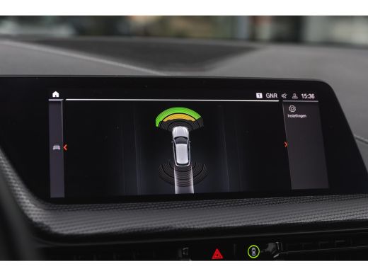 BMW 1 Serie 118i Sport Line Automaat / Sportstoelen / LED / Live Cockpit Professional / Cruise Control / PDC ActivLease financial lease