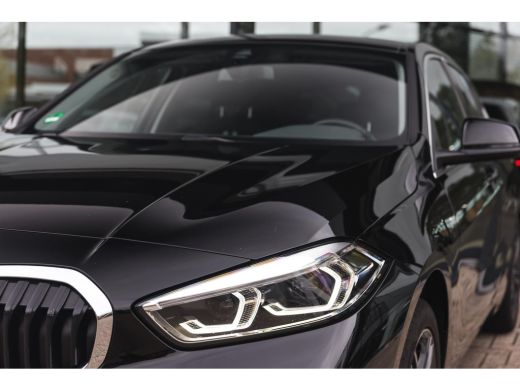 BMW 1 Serie 118i Sport Line Automaat / Sportstoelen / LED / Live Cockpit Professional / Cruise Control / PDC ActivLease financial lease