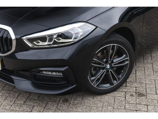 BMW 1 Serie 118i Sport Line Automaat / Sportstoelen / LED / Live Cockpit Professional / Cruise Control / PDC ActivLease financial lease