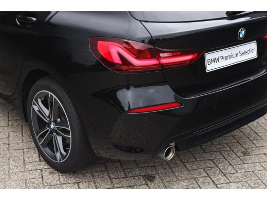 BMW 1 Serie 118i Sport Line Automaat / Sportstoelen / LED / Live Cockpit Professional / Cruise Control / PDC ActivLease financial lease