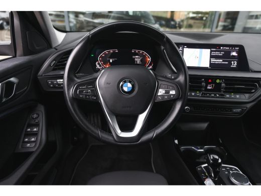BMW 1 Serie 118i Sport Line Automaat / Sportstoelen / LED / Live Cockpit Professional / Cruise Control / PDC ActivLease financial lease