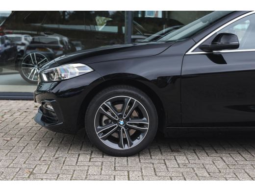 BMW 1 Serie 118i Sport Line Automaat / Sportstoelen / LED / Live Cockpit Professional / Cruise Control / PDC ActivLease financial lease