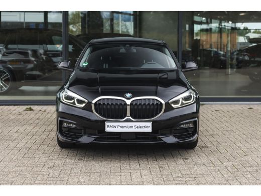BMW 1 Serie 118i Sport Line Automaat / Sportstoelen / LED / Live Cockpit Professional / Cruise Control / PDC ActivLease financial lease