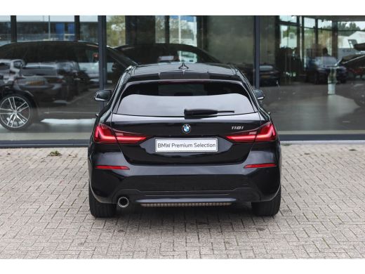 BMW 1 Serie 118i Sport Line Automaat / Sportstoelen / LED / Live Cockpit Professional / Cruise Control / PDC ActivLease financial lease