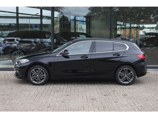 BMW 1 Serie 118i Sport Line Automaat / Sportstoelen / LED / Live Cockpit Professional / Cruise Control / PDC ActivLease financial lease