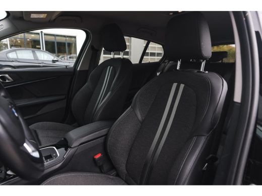 BMW 1 Serie 118i Sport Line Automaat / Sportstoelen / LED / Live Cockpit Professional / Cruise Control / PDC ActivLease financial lease