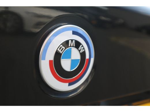 BMW 3 Serie M-Sport 19inch / SOH91% / Glazen dak / HiFi / 50 Jahre / Camera / M Performance ActivLease financial lease