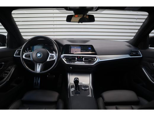 BMW 3 Serie M-Sport 19inch / SOH91% / Glazen dak / HiFi / 50 Jahre / Camera / M Performance ActivLease financial lease