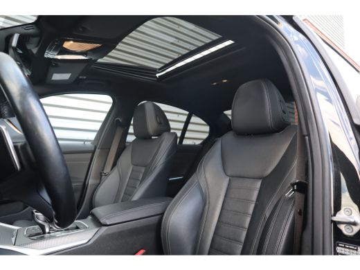 BMW 3 Serie M-Sport 19inch / SOH91% / Glazen dak / HiFi / 50 Jahre / Camera / M Performance ActivLease financial lease