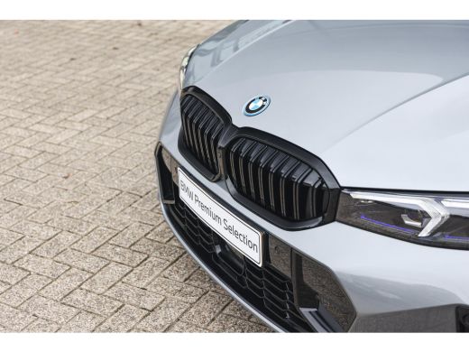 BMW 3 Serie Touring 330e High Executive M Sport Automaat / Panoramadak / Trekhaak / Sportstoelen / Comfort Ac... ActivLease financial lease