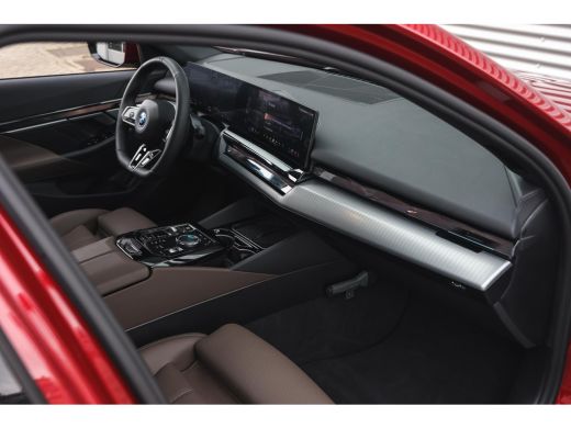 BMW 5 Serie Touring 530e M Sport Automaat / Panoramadak / Trekhaak / Achteruitrijcamera / Adaptieve LED / Har... ActivLease financial lease