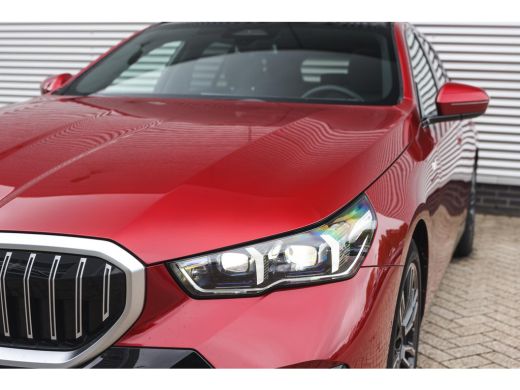 BMW 5 Serie Touring 530e M Sport Automaat / Panoramadak / Trekhaak / Achteruitrijcamera / Adaptieve LED / Har... ActivLease financial lease
