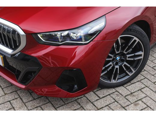 BMW 5 Serie Touring 530e M Sport Automaat / Panoramadak / Trekhaak / Achteruitrijcamera / Adaptieve LED / Har... ActivLease financial lease